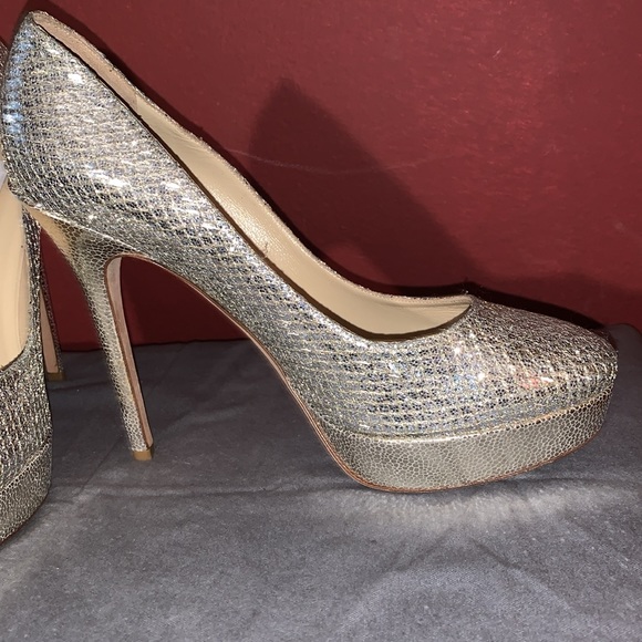ABSOLUTELY GORGEOUS AUTHENTIC JIMMY CHOO, LONDON, GOLD SHIMMER material. - Picture 4 of 11